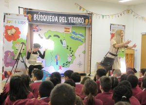 Wannabe Picasso and Lucy in school language show Búsqueda Del Tesoro