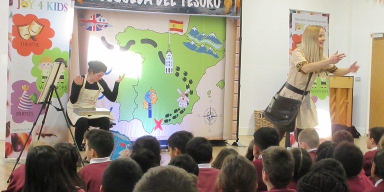 Wannabe Picasso and Lucy in school language show Búsqueda Del Tesoro